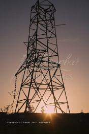 Image du Maroc Professionnelle de  Destruction d'un Pylône qui servait de support à une ligne électrique aérienne. à Bouskoura dans la région de Casablanca, Jeudi 8 Janvier 2004. (Photo / Abdeljalil Bounhar)